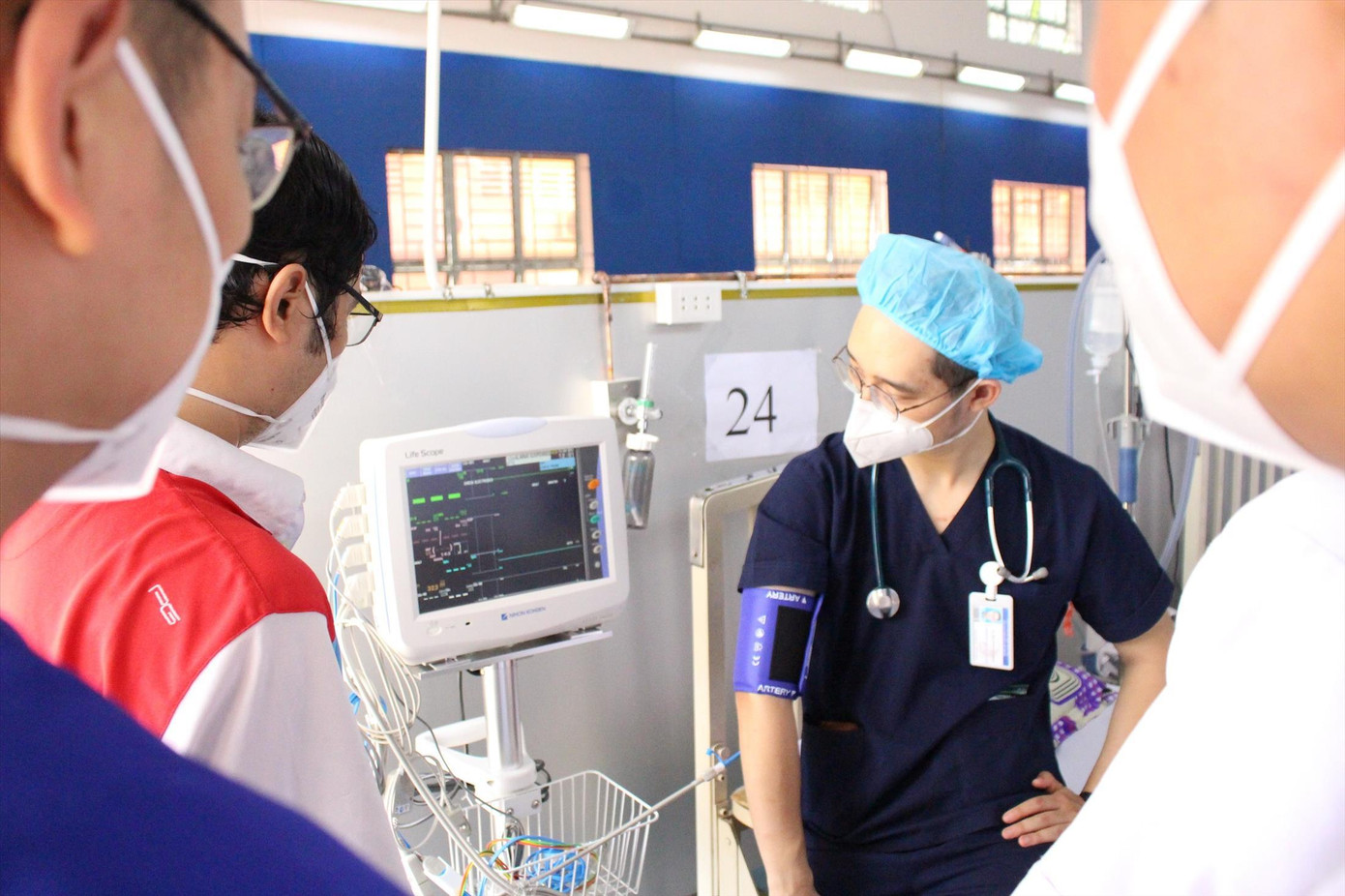 Các bệnh viện đang loay hoay trước hàng loạt các văn bản pháp luật liên quan đến mua sắm thuốc, vật tư y tế Ảnh: Vân Sơn