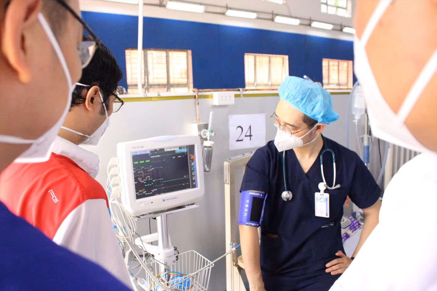 Các bệnh viện đang loay hoay trước hàng loạt các văn bản pháp luật liên quan đến mua sắm thuốc, vật tư y tế Ảnh: Vân Sơn