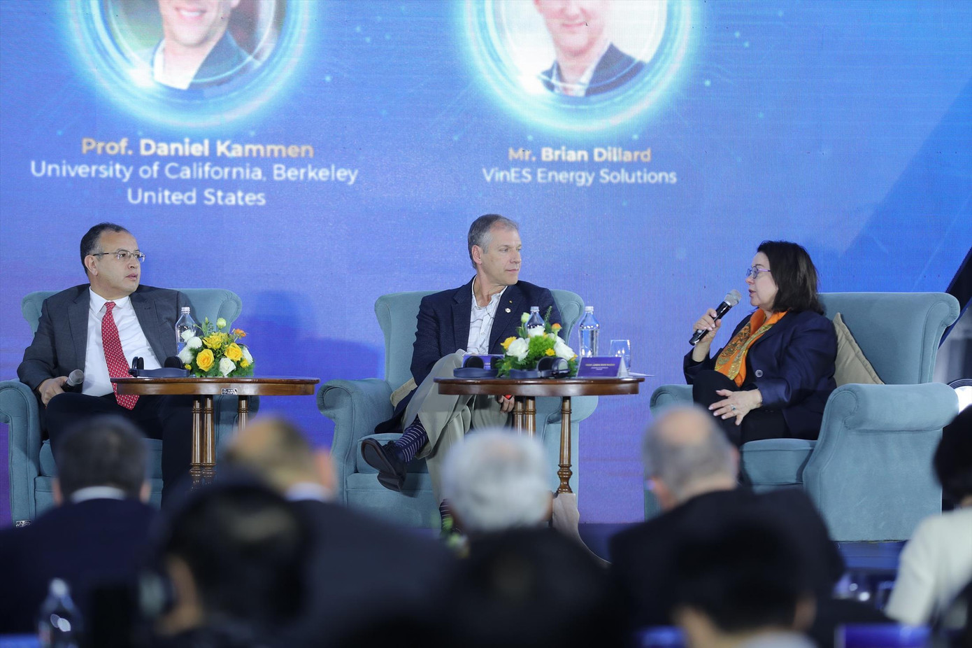 Các nhà khoa học quốc tế thảo luận về các vấn đề năng lượng trong Tọa đàm Chuyển đổi năng lượng - Thiết kế lối sống xanh diễn ra chiều qua, một trong những sự kiện của Tuần lễ VinFuture 2022 Các nhà khoa học quốc tế thảo luận về các vấn đề năng lượng trong Tọa đàm Chuyển đổi năng lượng - Thiết kế lối sống xanh diễn ra chiều qua, một trong những sự kiện của Tuần lễ VinFuture 2022