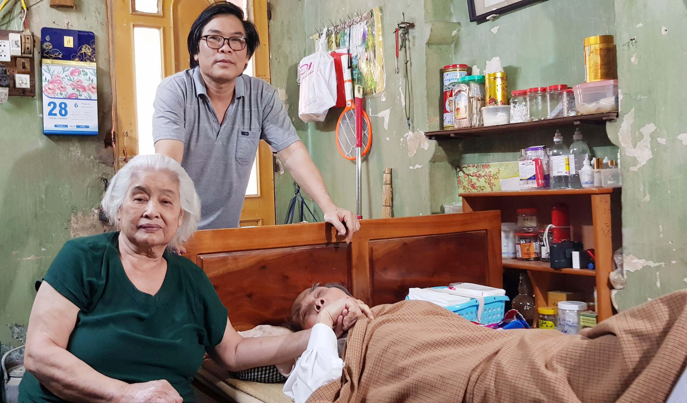 Nhiều năm qua, anh Bùi Sơn Định luôn ở bên để chăm sóc cha mẹ, nhà văn Sơn Tùng và bà Phan Hồng Mai. Ảnh: KIẾN NGHĨA