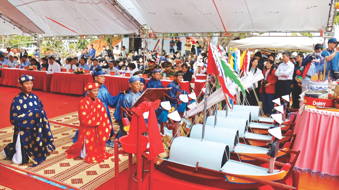 Các bô lão thực hiện nghi lễ tế trang trọng Ảnh: Nguyễn Ngọc