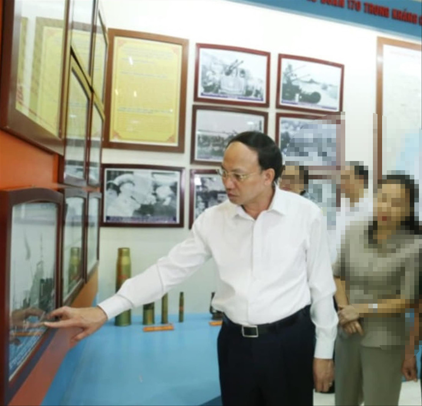 Ông Nguyễn Xuân Ký (ngoài cùng bên trái) khi còn đương chức tại Quảng Ninh. Ảnh: Báo Quảng Ninh Ông Nguyễn Xuân Ký (ngoài cùng bên trái) khi còn đương chức tại Quảng Ninh. Ảnh: Báo Quảng Ninh