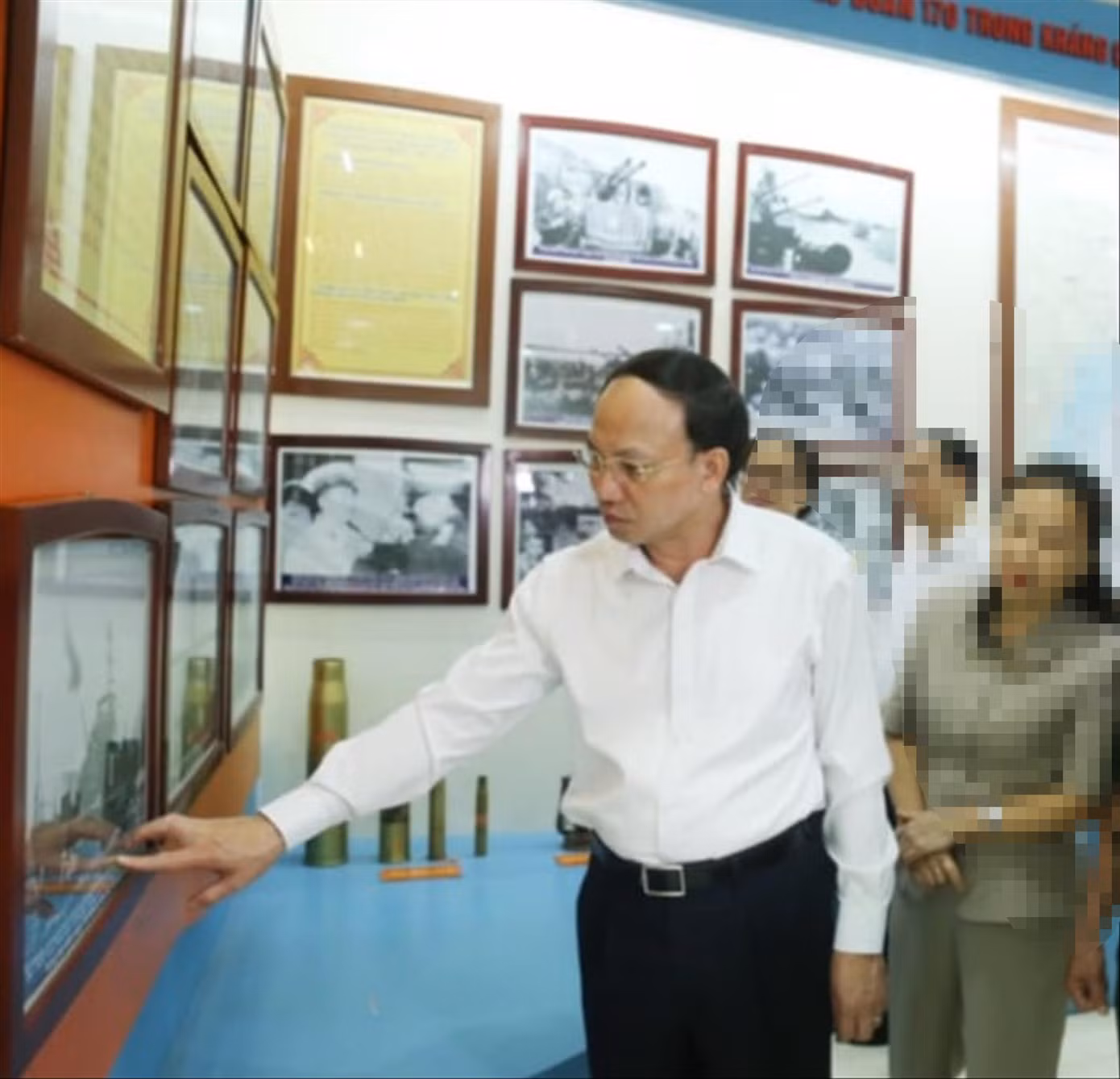 Ông Nguyễn Xuân Ký (ngoài cùng bên trái) khi còn đương chức tại Quảng Ninh. Ảnh: Báo Quảng Ninh