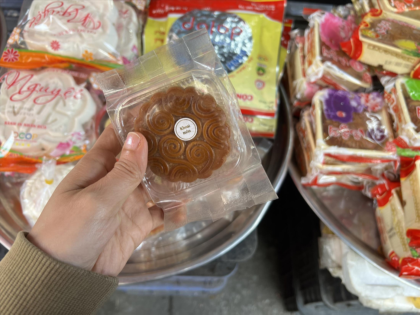 Bánh trung thu được bao gói sơ sài bán đầy chợ vỉa hè. Ảnh: U.P.