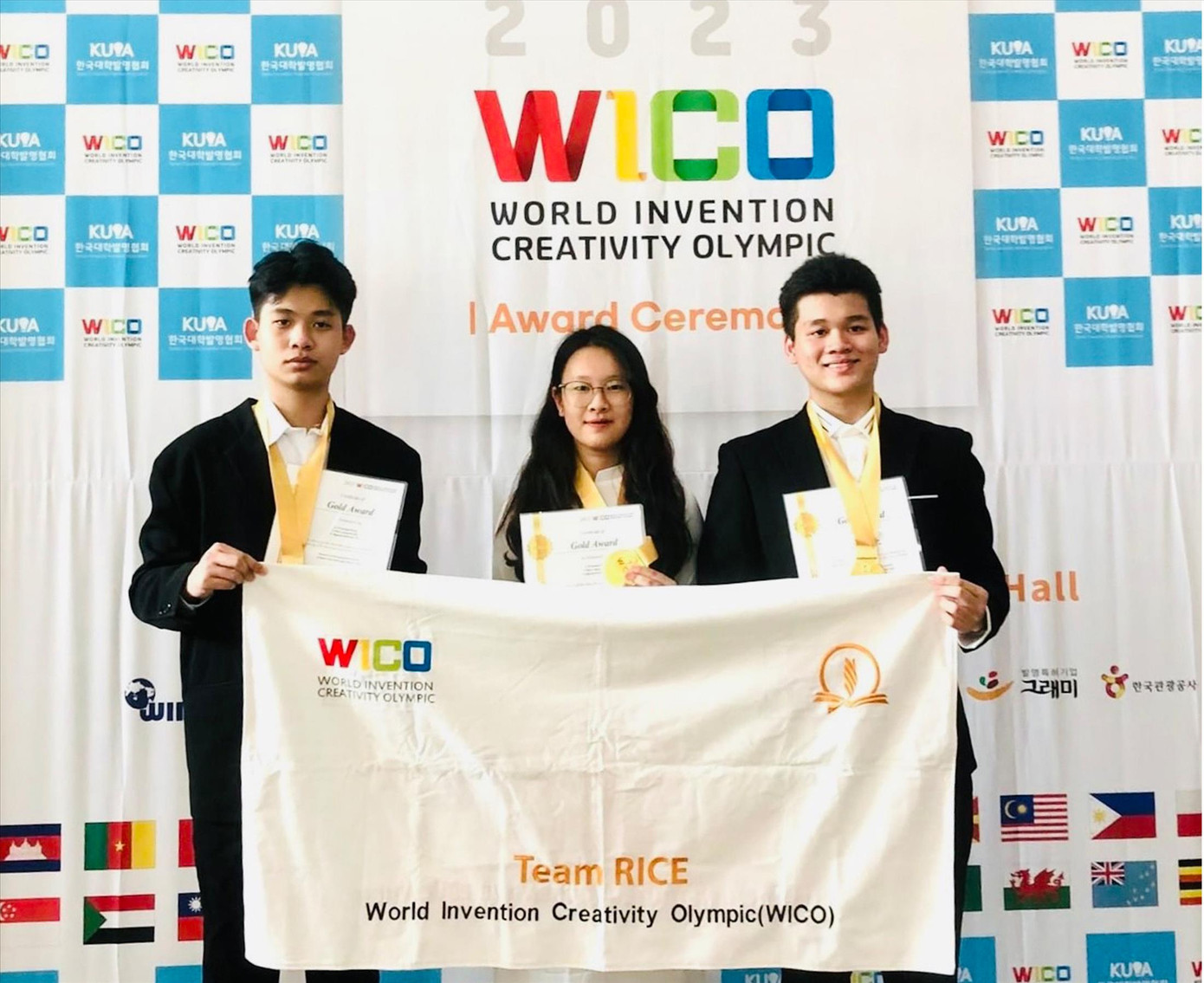 Vi Dương Phong (ngoài cùng bên trái) tại cuộc thi Olympic Phát minh và Sáng chế khoa học quốc tế 2023 Ảnh: NVCC Vi Dương Phong (ngoài cùng bên trái) tại cuộc thi Olympic Phát minh và Sáng chế khoa học quốc tế 2023 Ảnh: NVCC