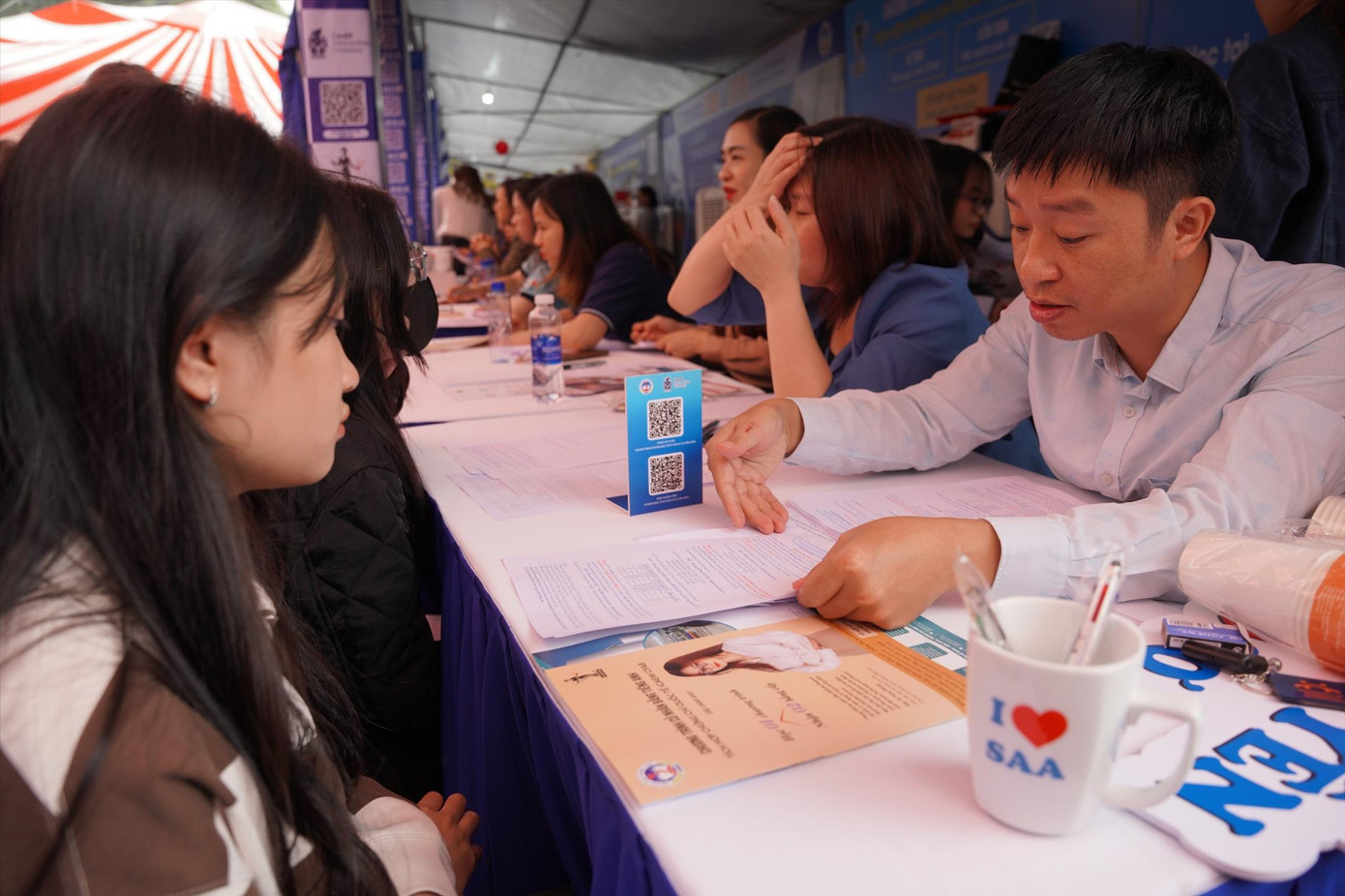 Thí sinh tìm hiểu thông tin tuyển sinh ĐH. Ảnh: TRỌNG QUÂN Thí sinh tìm hiểu thông tin tuyển sinh ĐH. Ảnh: TRỌNG QUÂN