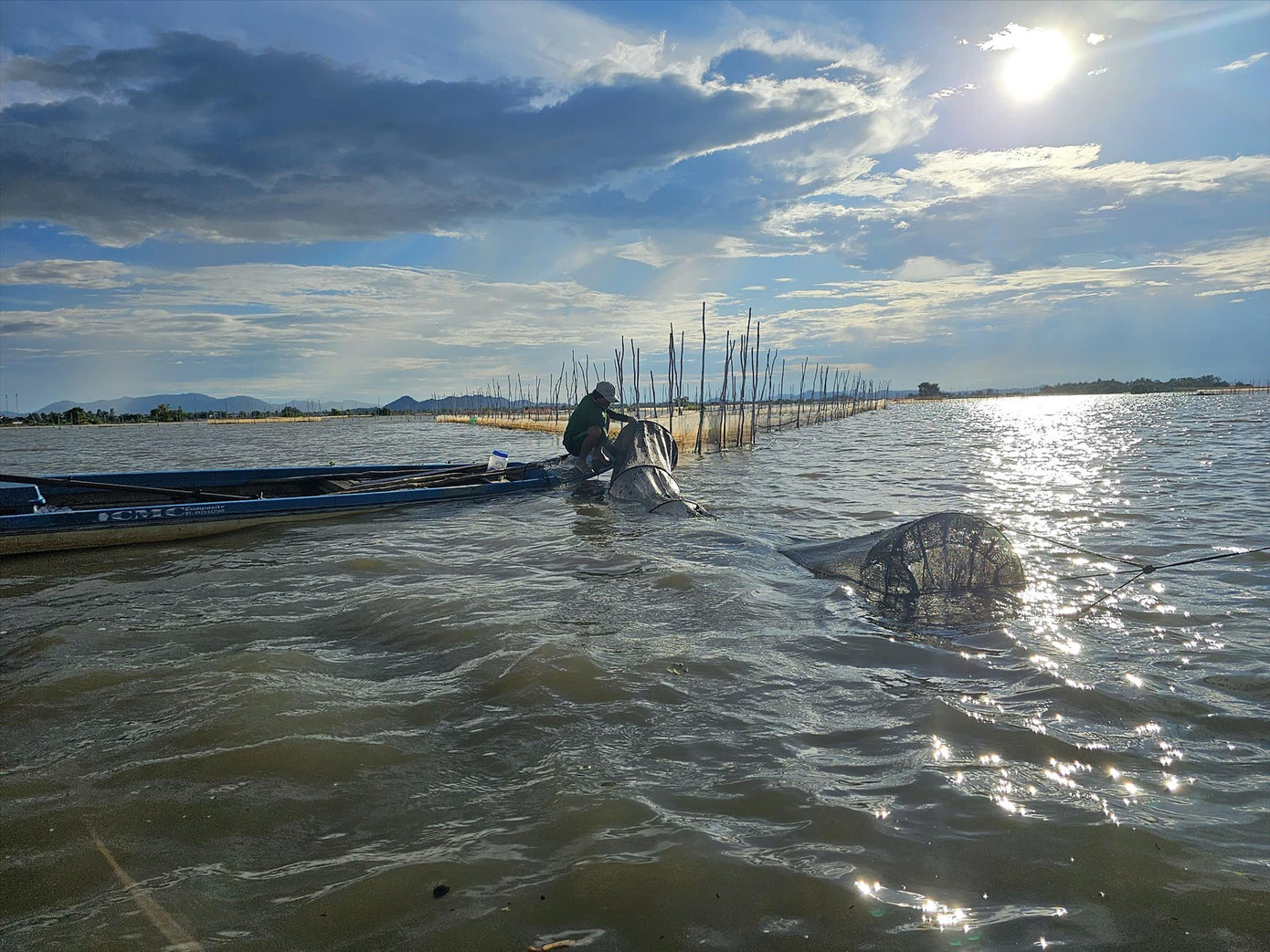 Người dân dở dớn trên đồng lũ. Ảnh: HÒA HỘI