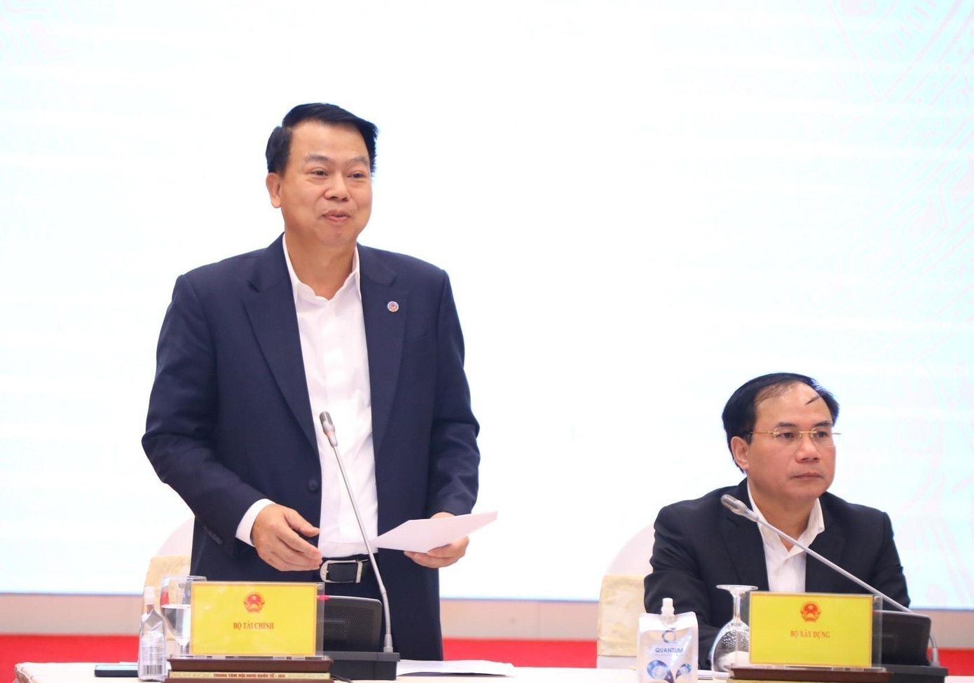 Thứ trưởng Bộ Tài chính Nguyễn Đức Chi trả lời phóng viên tại buổi họp báo