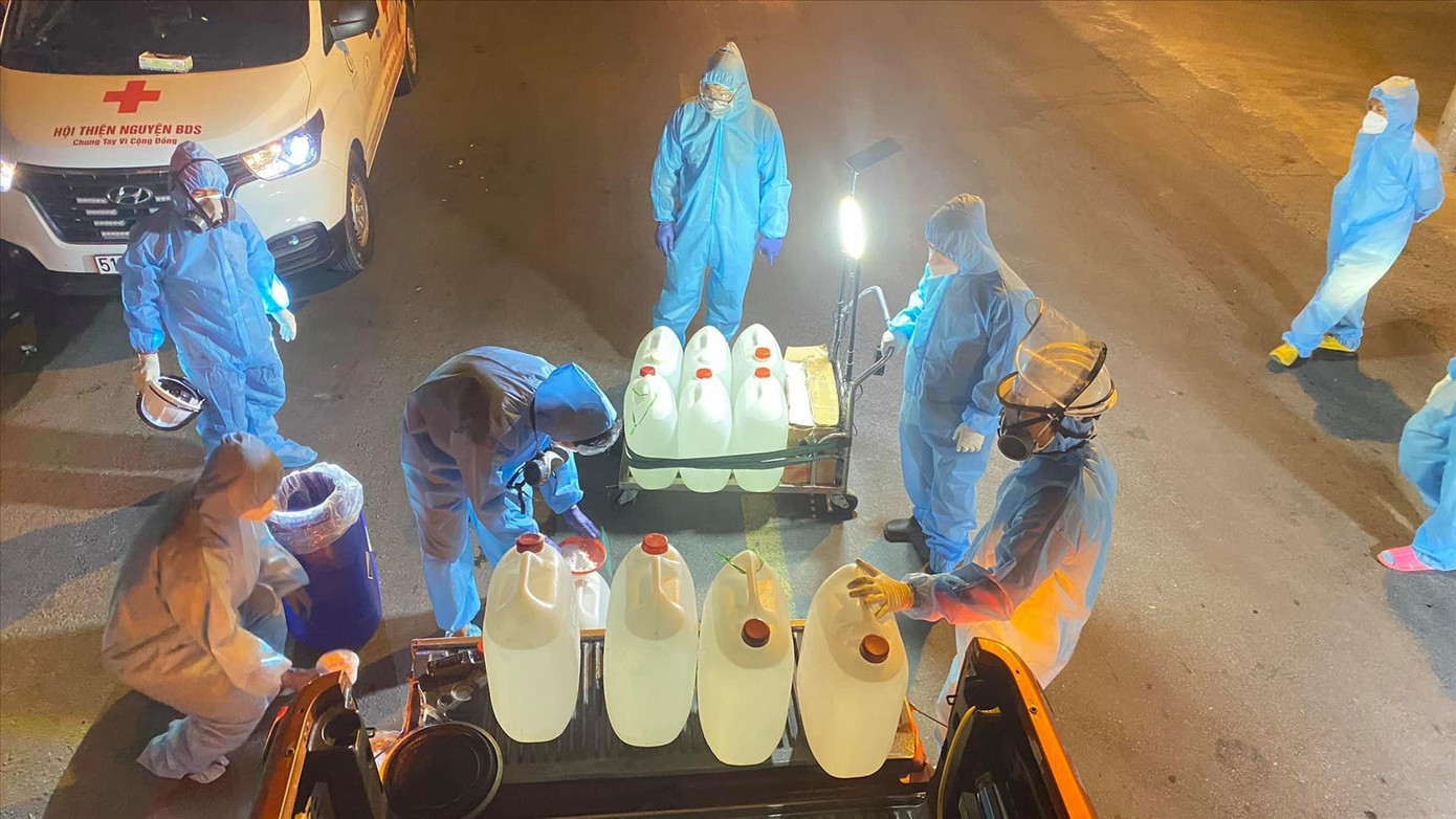 Pha dung dịch khử khuẩn trước khi làm nhiệm vụ