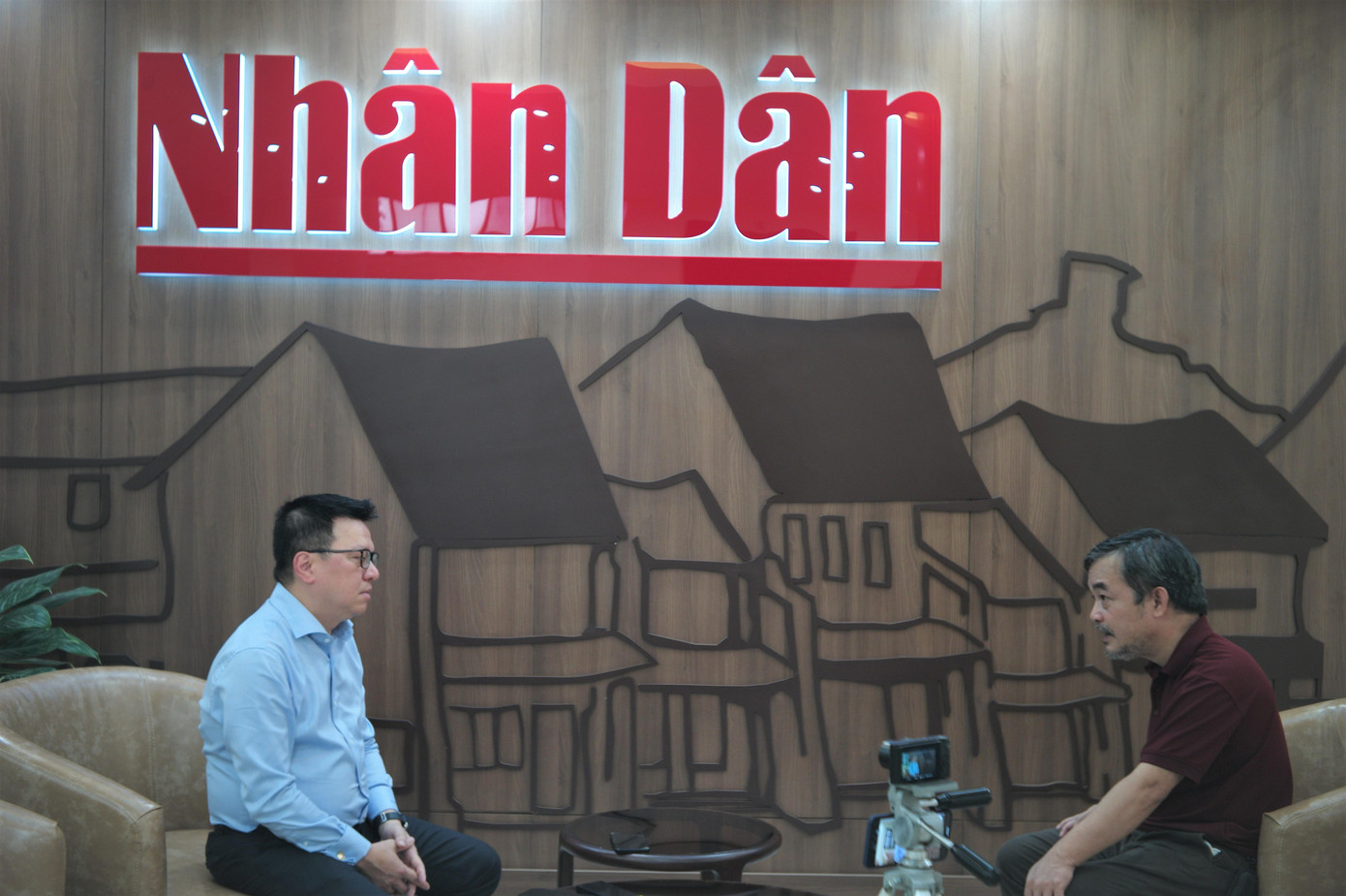 Ông Lê Quốc Minh (trái) trong buổi phỏng vấn