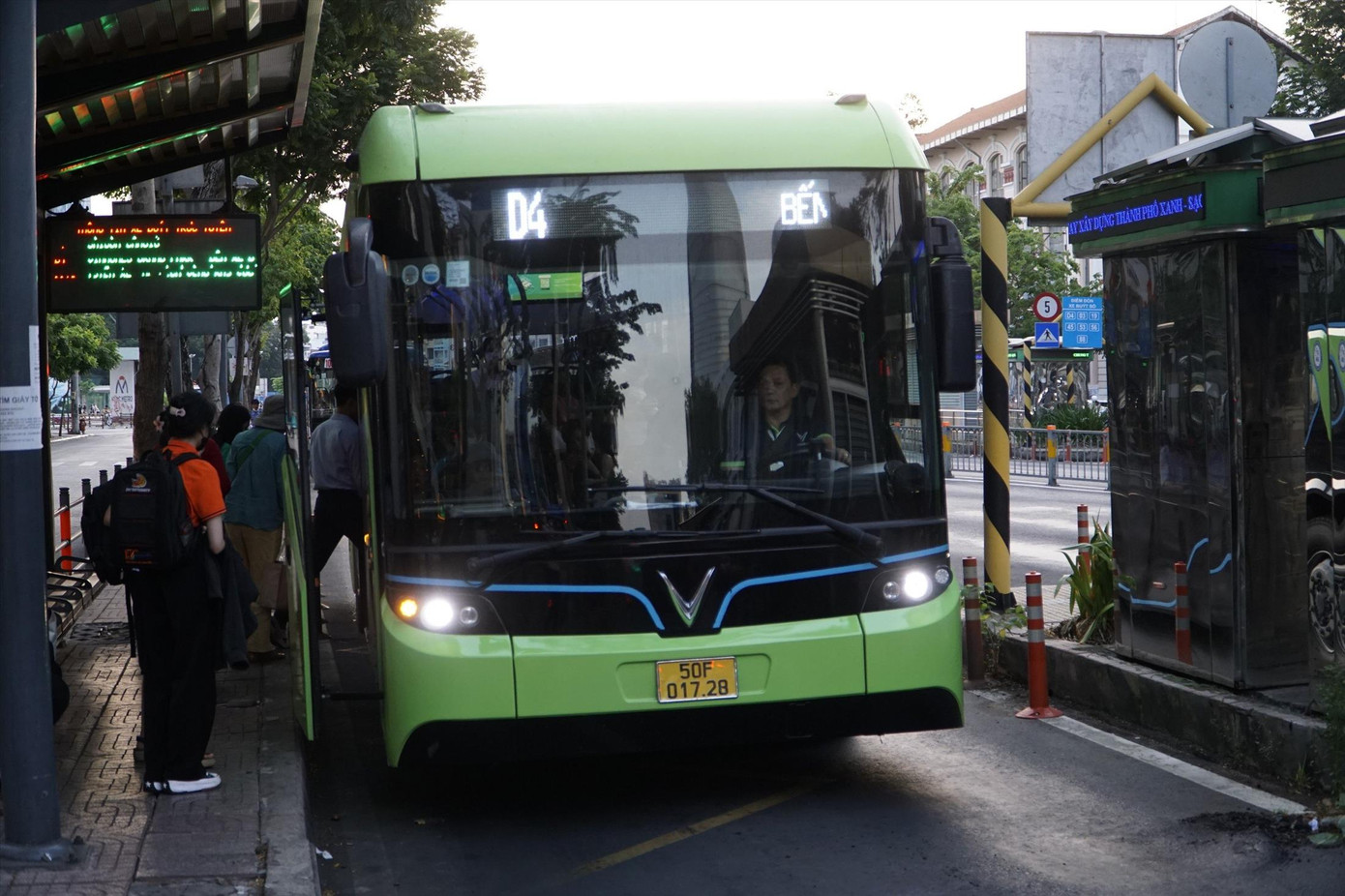 Người dân TPHCM đi xe buýt điện. Ảnh: H.H Người dân TPHCM đi xe buýt điện. Ảnh: H.H