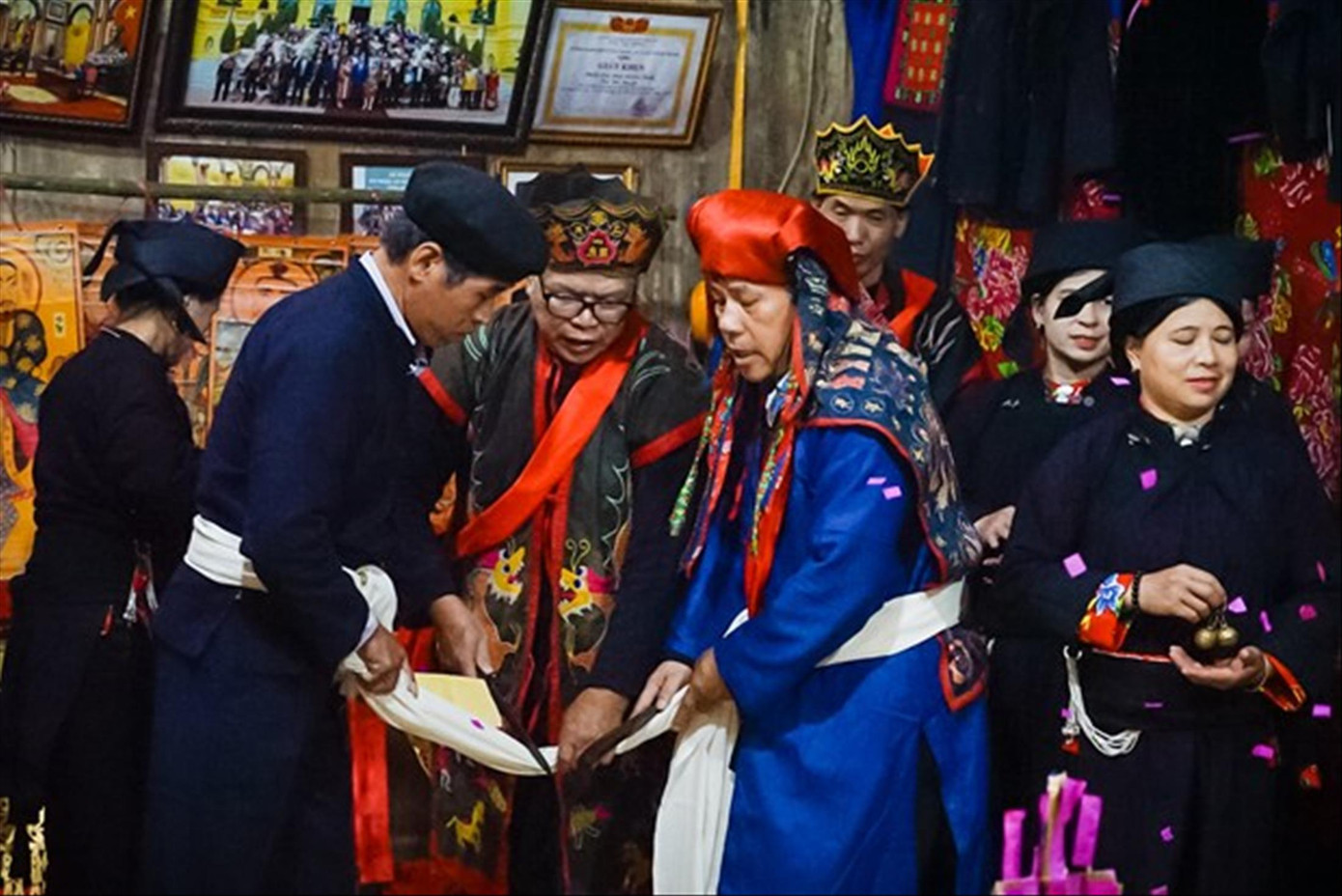 Cần lấy con người làm trung tâm trong bảo tồn di sản Ảnh: KỲ SƠN