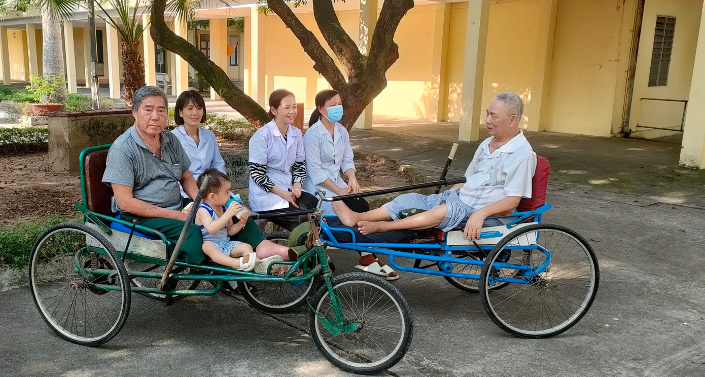 Cán bộ y tế trò chuyện, chia sẻ cùng các thương binh