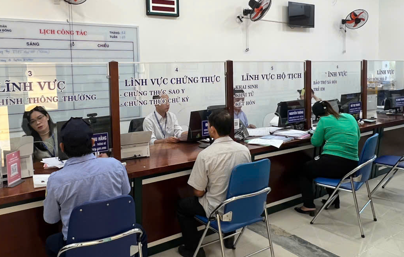 Người dân đến làm thủ tục tại UBND phường Nại Hiên Đông (quận Sơn Trà, Đà Nẵng). Ảnh: Nguyễn Thành