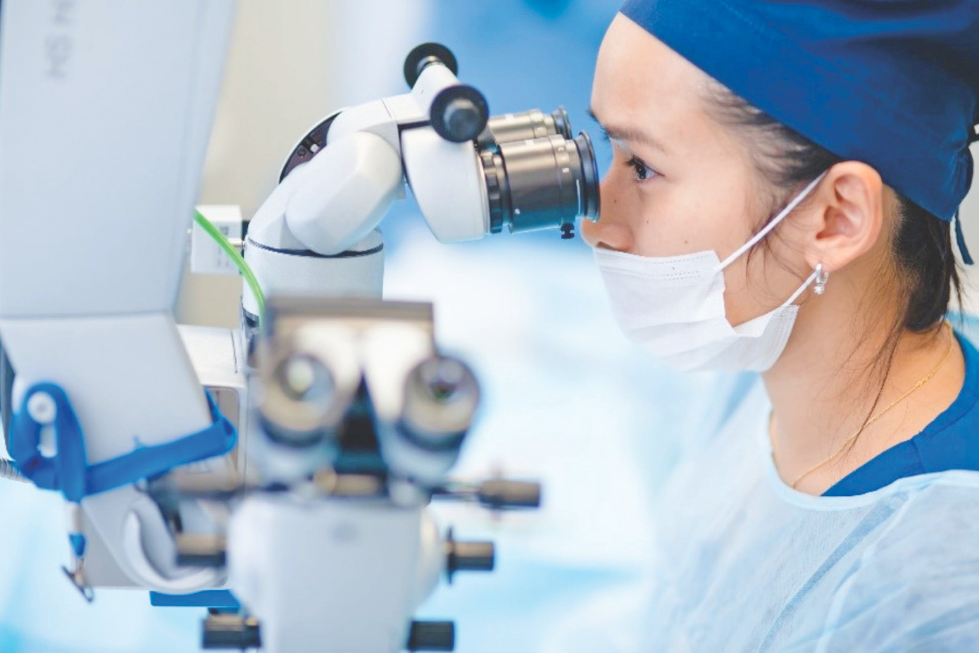 Bác sĩ Hoàng Anh trong phòng thí nghiệm