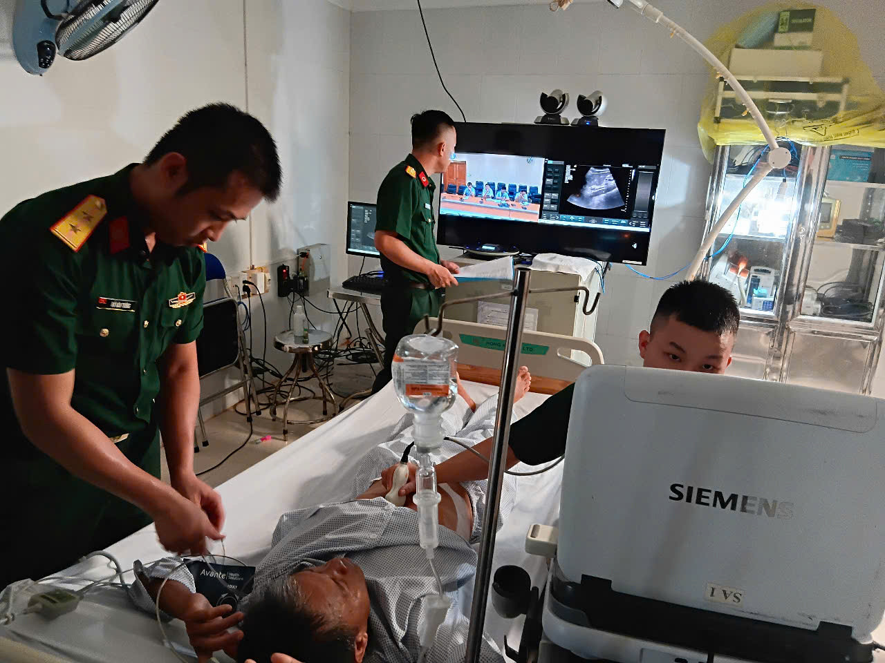 Các bác sĩ ở Bệnh xá đảo Trường Sa hội chẩn Telemedicine cho trường hợp của bệnh nhân Vĩnh Văn Noi. Ảnh: Vũ Linh Các bác sĩ ở Bệnh xá đảo Trường Sa hội chẩn Telemedicine cho trường hợp của bệnh nhân Vĩnh Văn Noi. Ảnh: Vũ Linh