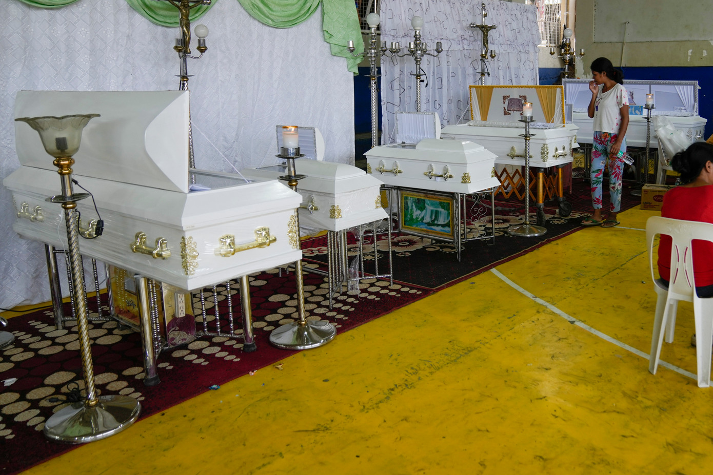 Những chiếc quan tài trắng chứa thi thể nạn nhân vụ lở đất do bão Trami gây ra ở tỉnh Batangas của Philippines hôm 26/10. Ảnh: AP Những chiếc quan tài trắng chứa thi thể nạn nhân vụ lở đất do bão Trami gây ra ở tỉnh Batangas của Philippines hôm 26/10. Ảnh: AP