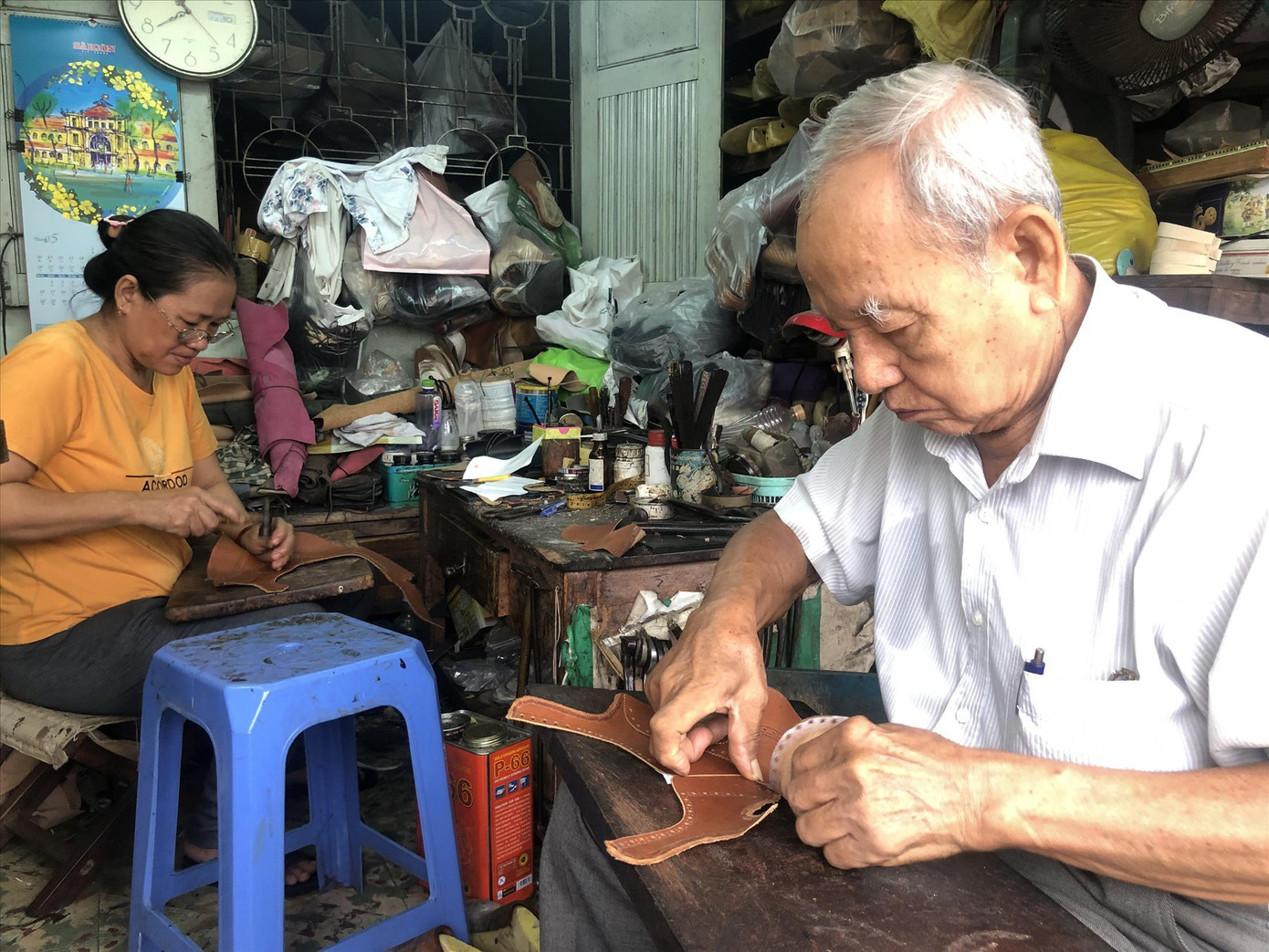 “Xưởng” giày nhỏ của nghệ nhân Trịnh Ngọc