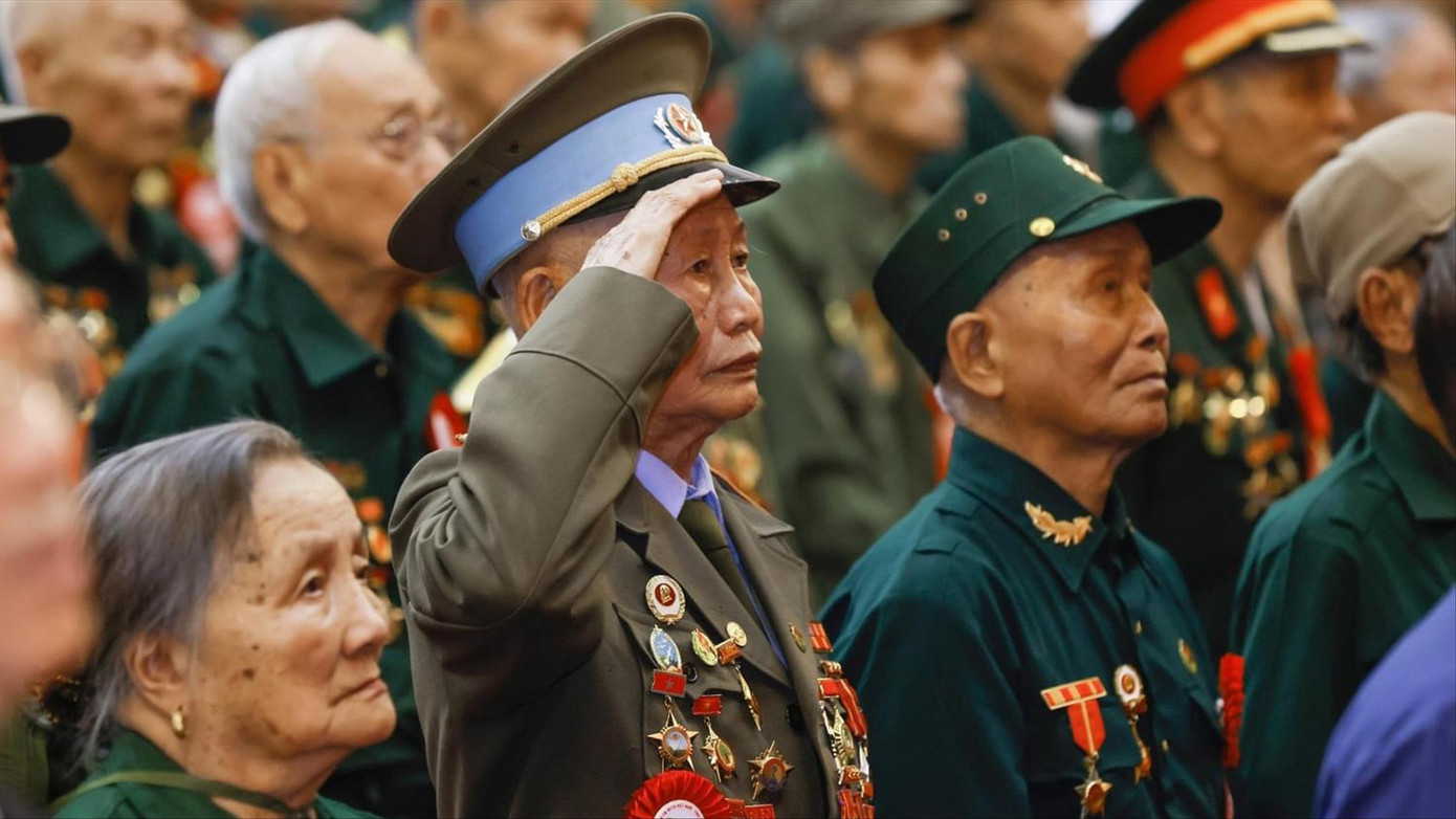 Cựu chiến binh Phạm Đức Cư (ở giữa) là pháo thủ thuộc Tiểu đoàn 394 - Trung đoàn pháo cao xạ 367.