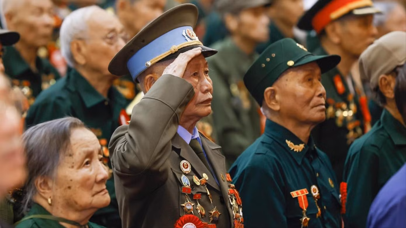 Cựu chiến binh Phạm Đức Cư (ở giữa) là pháo thủ thuộc Tiểu đoàn 394 - Trung đoàn pháo cao xạ 367.