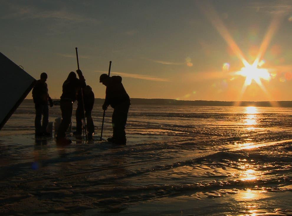 Những người săn cá trên mặt hồ Những người săn cá trên mặt hồ