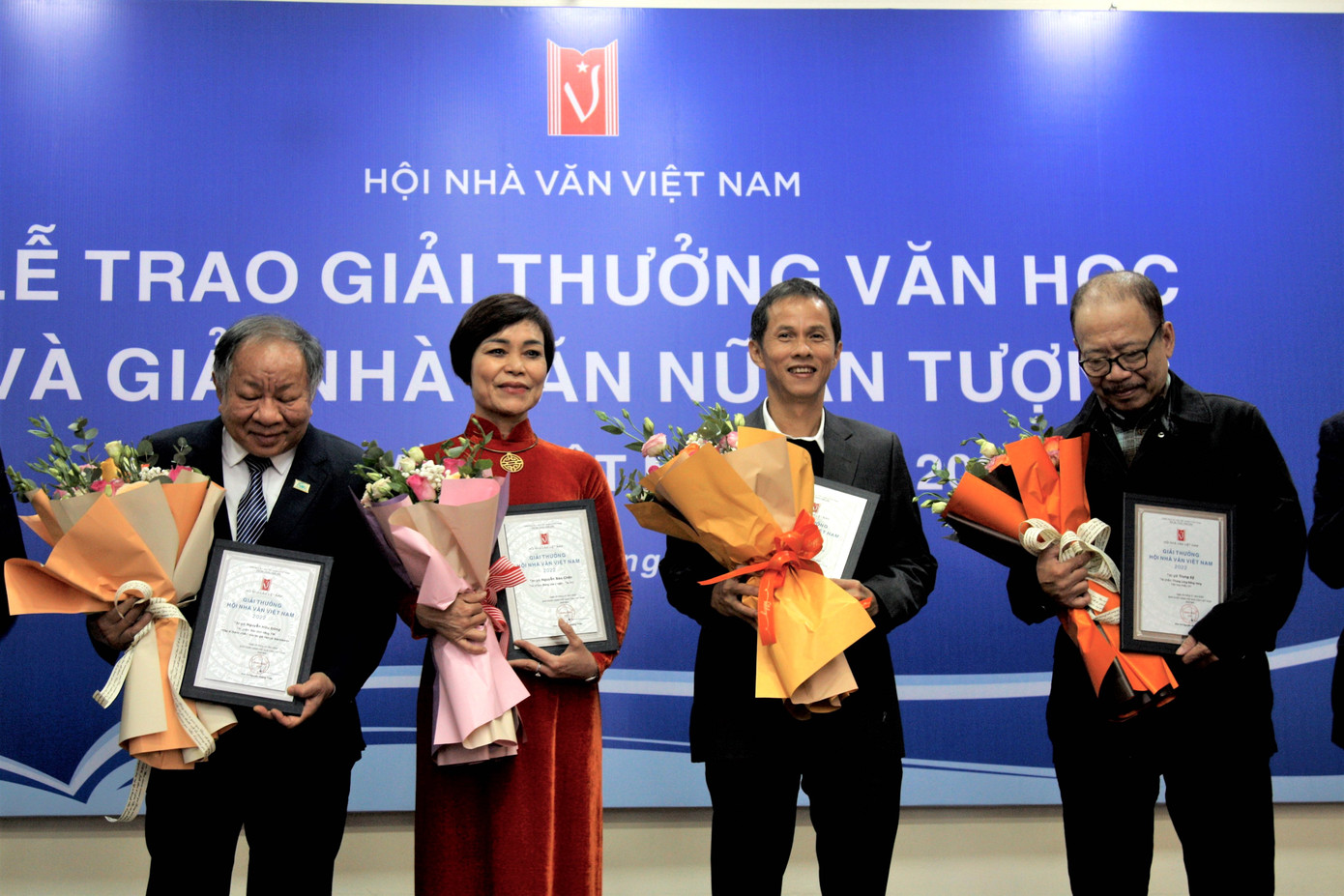 Hai tác giả thơ Nguyễn Bảo Chân và Trần Lê Khánh nhận giải thưởng Văn học Việt Nam năm 2022 Ảnh: GIA LINH