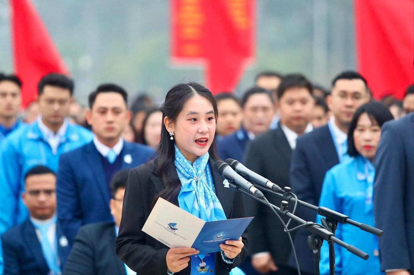 Chu Hoa Bảo Trâm đại diện đại biểu Đại hội đại biểu toàn quốc Hội LHTN Việt Nam lần thứ IX, nhiệm kỳ 2024-2029 đọc báo công dâng Bác