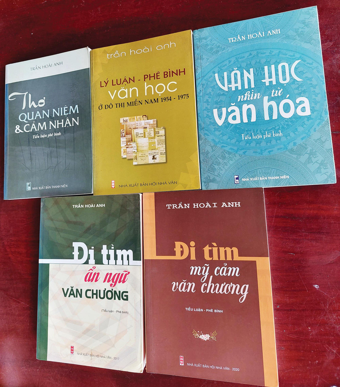 Những công trình nghiên cứu, tiểu luận phê bình của nhà nghiên cứu Trần Hoài Anh ảnh: Trần Tuấn Những công trình nghiên cứu, tiểu luận phê bình của nhà nghiên cứu Trần Hoài Anh ảnh: Trần Tuấn