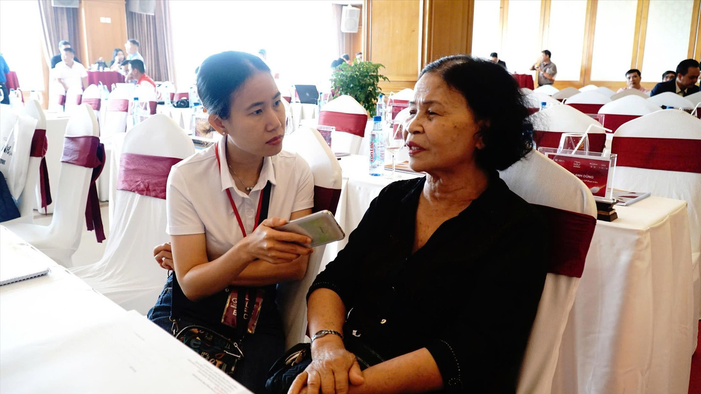 PV Tiền Phong trò chuyện cùng nữ Biệt động Sài Gòn Nguyễn Thị Bích Nga. Ảnh: T.T