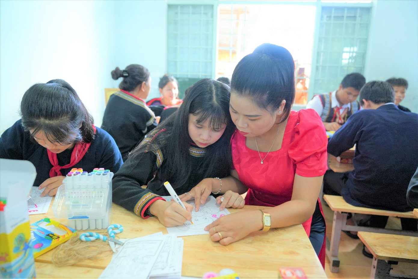 Cô giáo vùng sâu luôn đồng hành cùng học sinh. Cô giáo vùng sâu luôn đồng hành cùng học sinh.