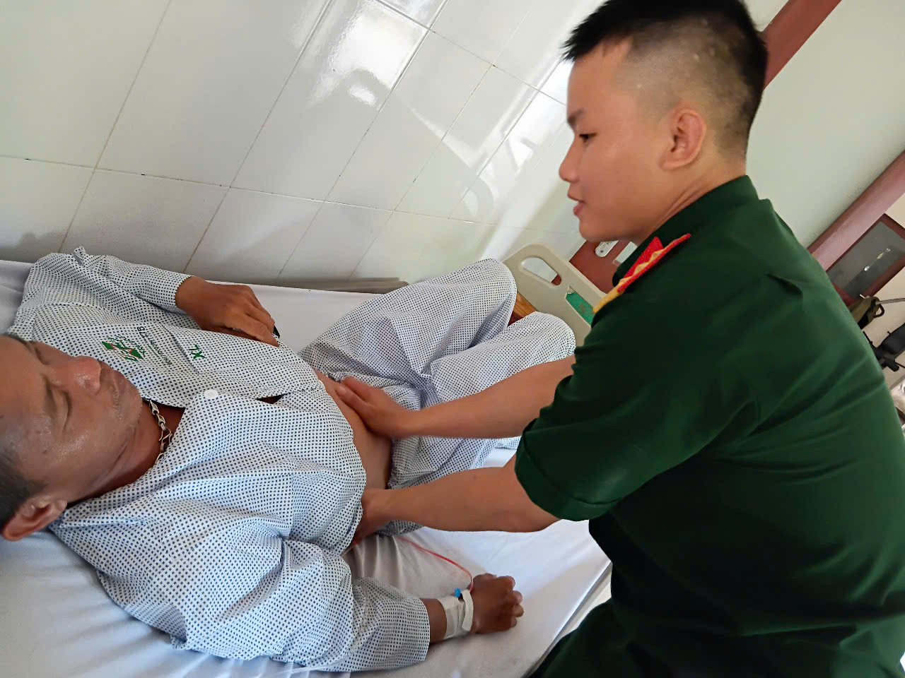 Bệnh nhân đến chữa bệnh tại Bệnh xá, từ ăn uống, thuốc men đến chăm sóc đều được miễn phí Bệnh nhân đến chữa bệnh tại Bệnh xá, từ ăn uống, thuốc men đến chăm sóc đều được miễn phí