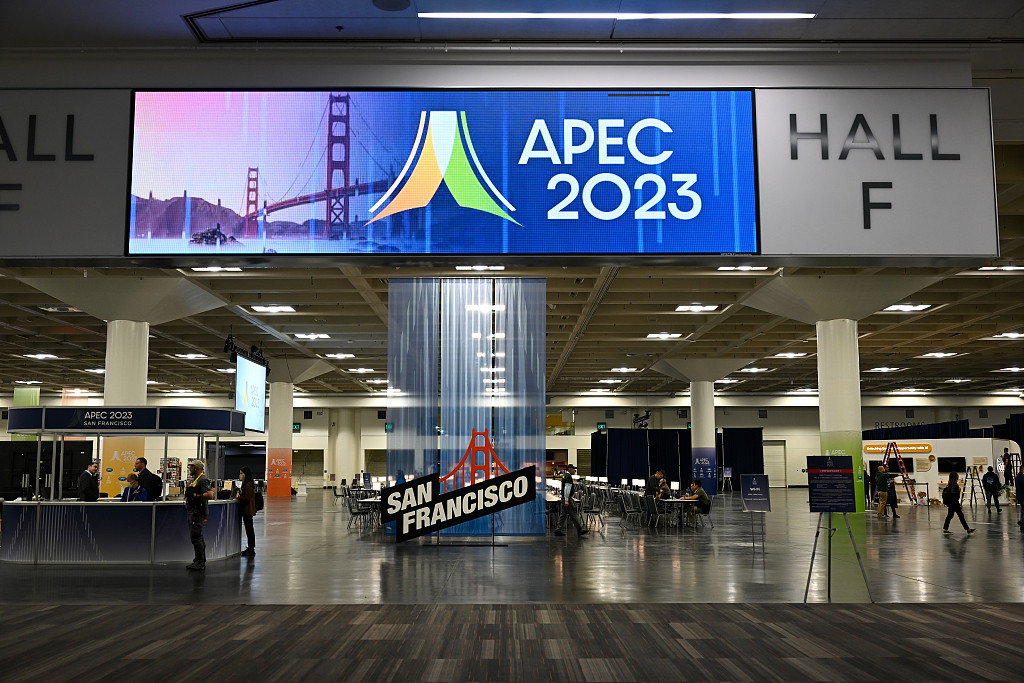 Logo của APEC 2023 tại Trung tâm Báo chí quốc tế ở San Francisco, California, Mỹ, ngày 11/11. Ảnh: VCG