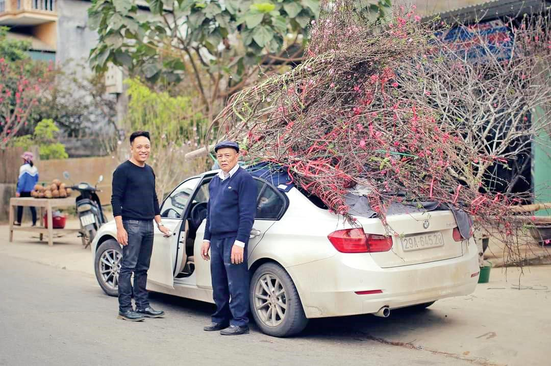 Tạ Nam Long “phượt xuân” cùng cha mẹ