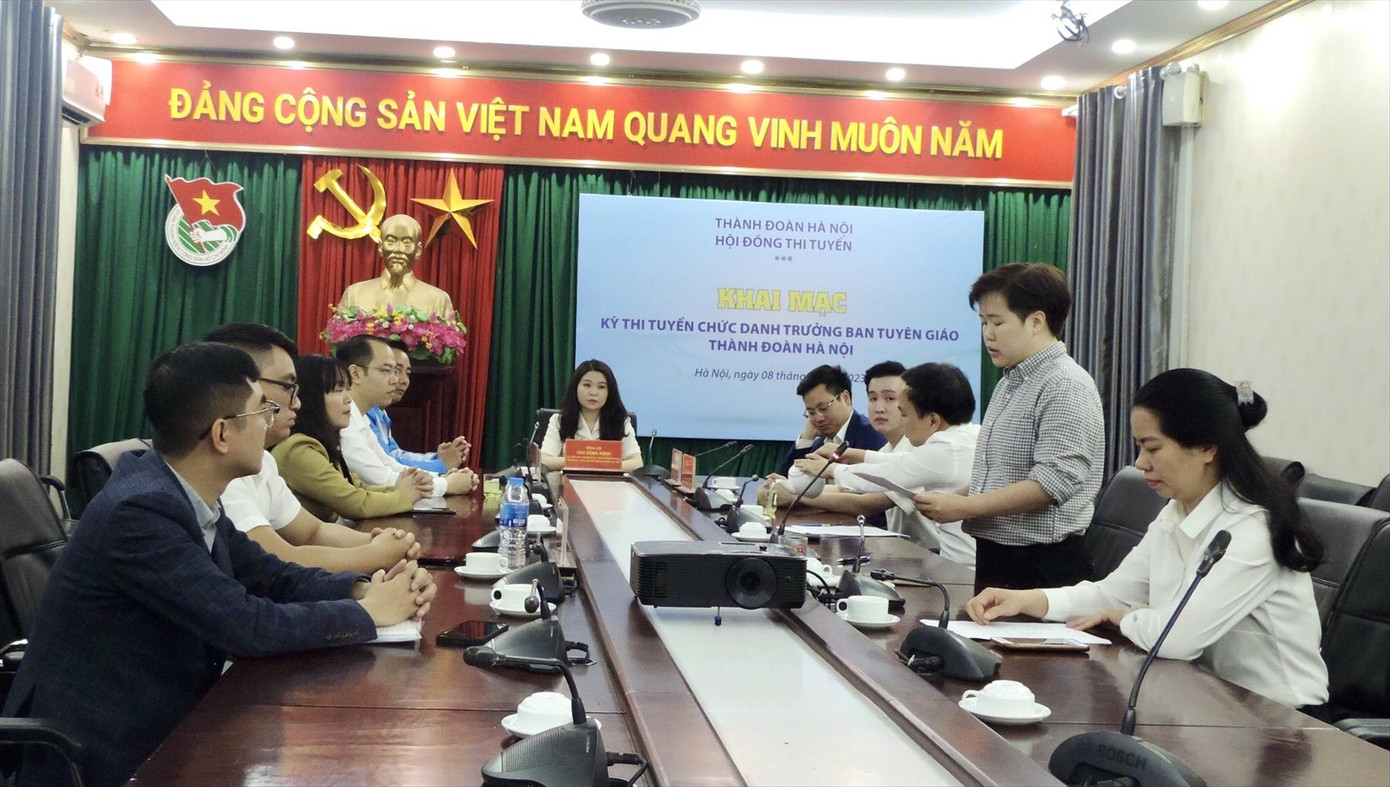 Ban tổ chức làm các thủ tục trước khi bước vào kỳ thi tuyển chức danh Trưởng ban Tuyên giáo Thành Đoàn Hà Nội. Ban tổ chức làm các thủ tục trước khi bước vào kỳ thi tuyển chức danh Trưởng ban Tuyên giáo Thành Đoàn Hà Nội.