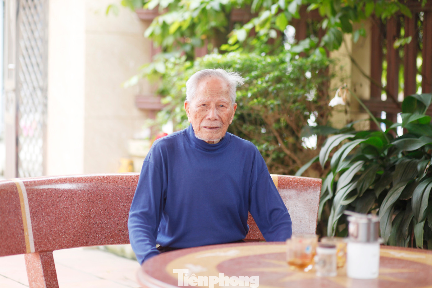 Anh hùng Chu Văn Mùi kể lại những ngày tham gia Chiến dịch Điện Biên Phủ. Ảnh: Nguyễn Thắng