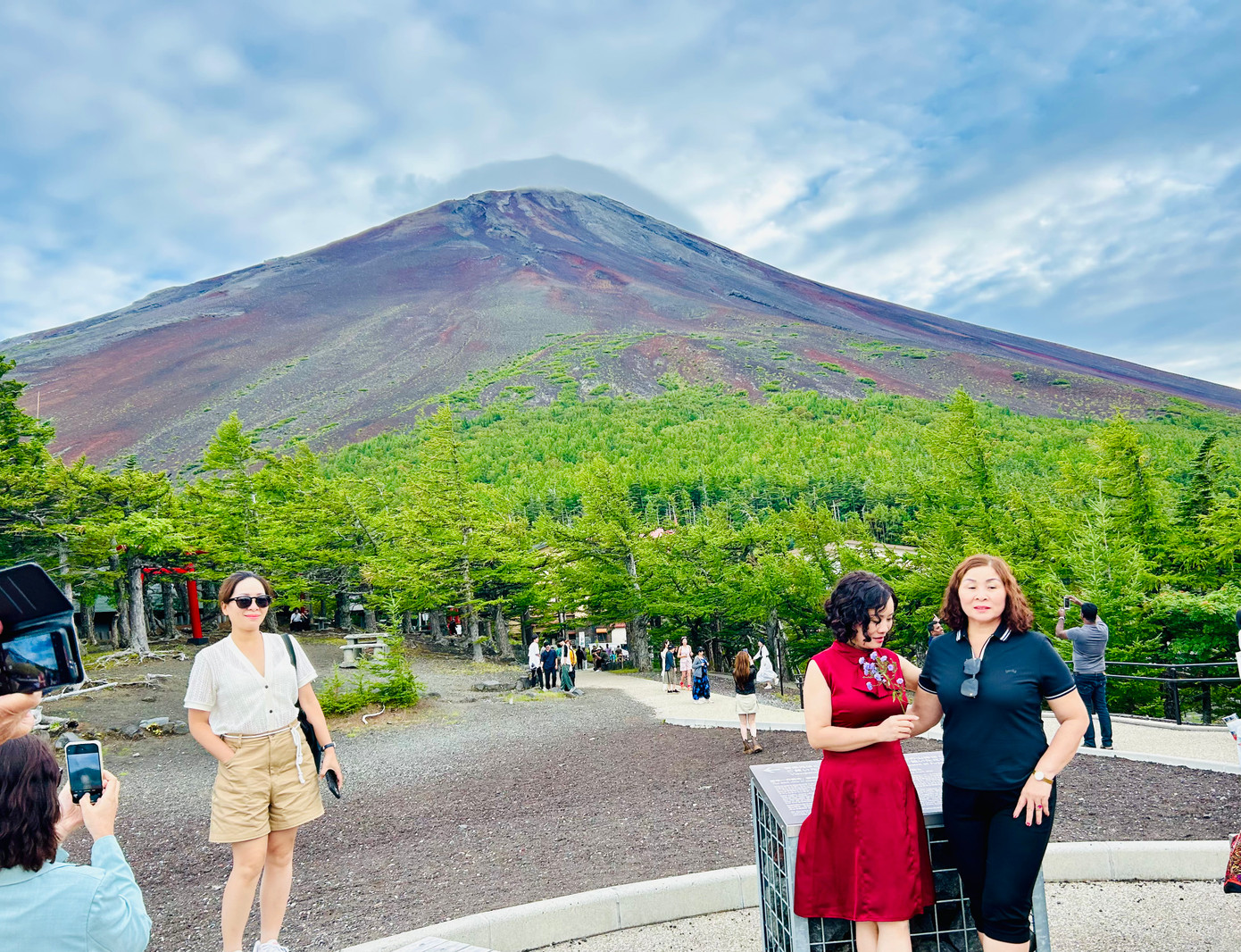 Phú Sĩ thu nhìn từ trạm 5 trên lưng chừng núi