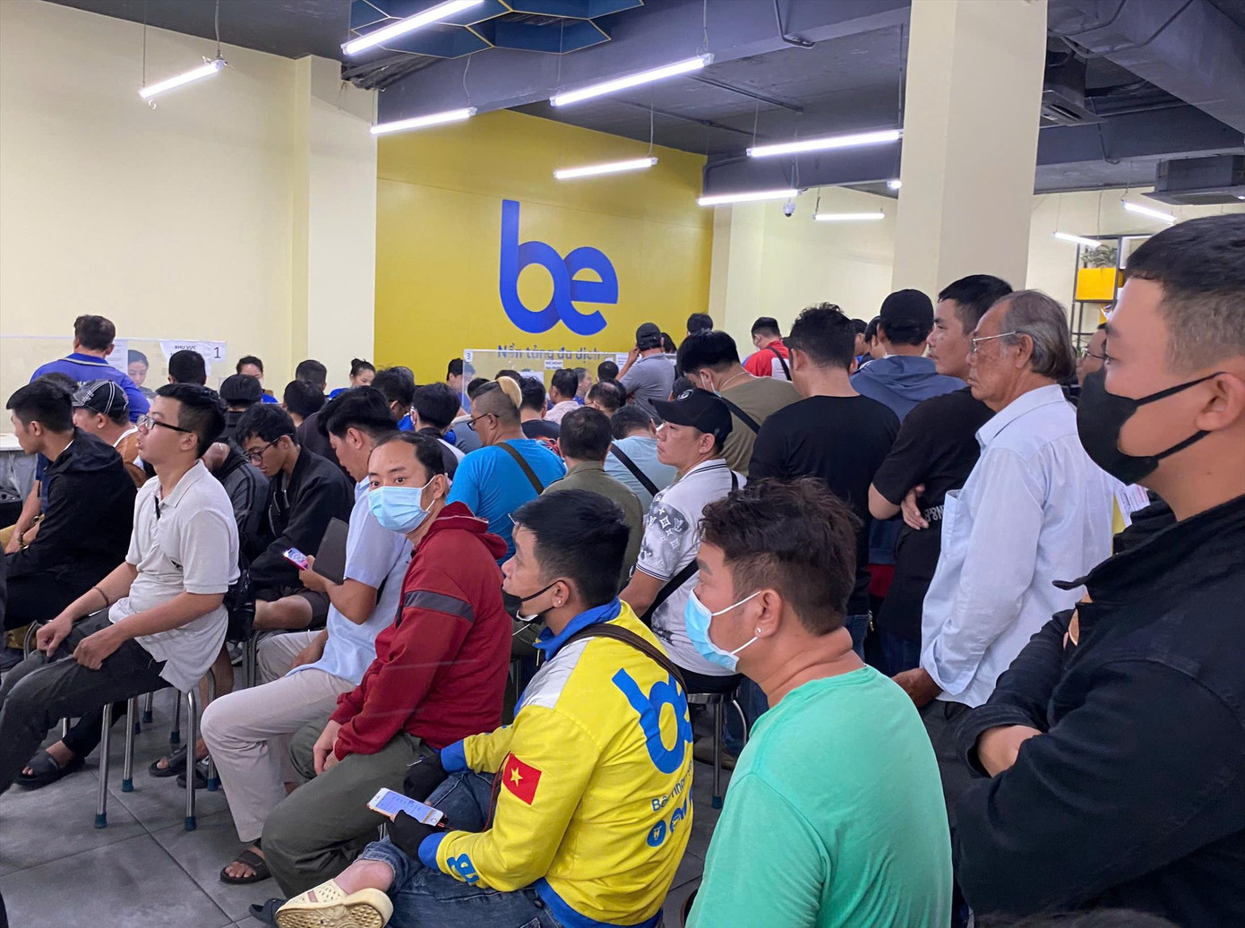 Điểm đăng ký tài xế mới của ứng dụng Be tấp nập người trong ngày 13/9 Ảnh: H.H