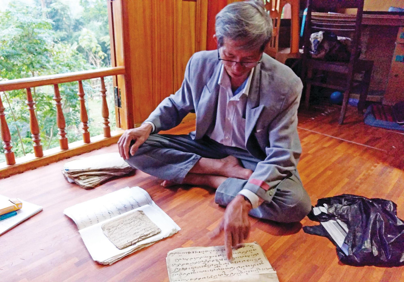 Ông Hà Nam Ninh với các tài liệu ghi chép chữ Thái Ông Hà Nam Ninh với các tài liệu ghi chép chữ Thái