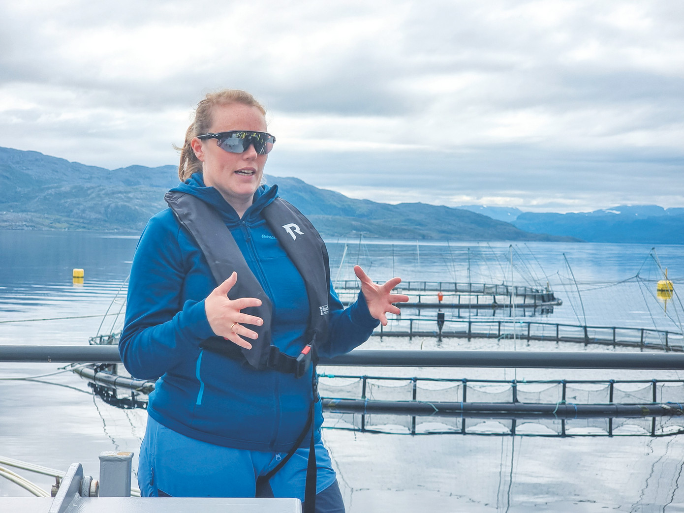 Bà Åse Østvold, Trưởng nhóm hoạt động tại Bảo tàng cá hồi giới thiệu các mô hình lồng nuôi cá hồi Ảnh: DH