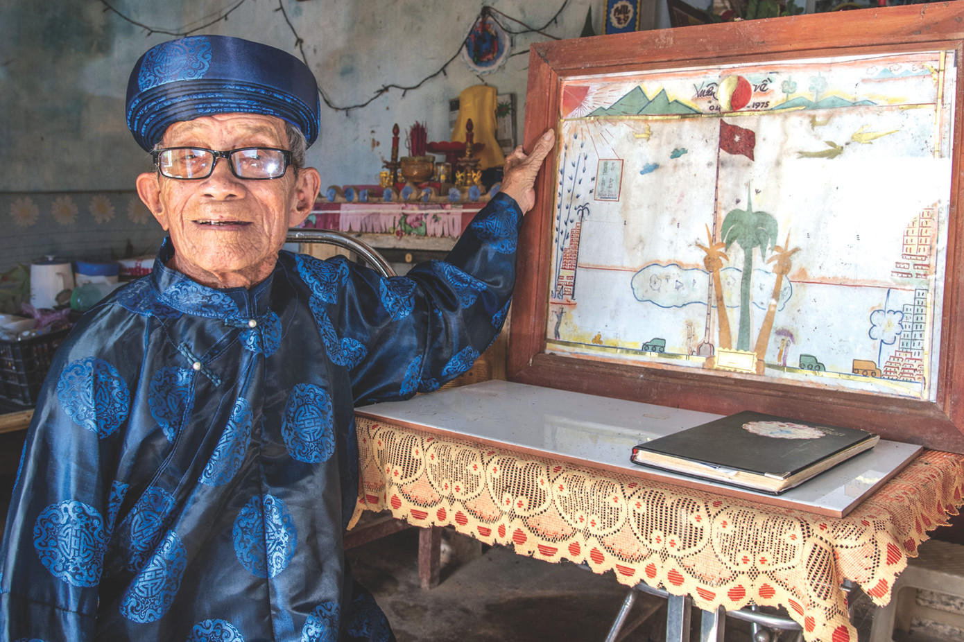 Thầy giáo Nguyễn Niệm với bức tranh tự tay vẽ đúng vào ngày 30/4/1975. Ảnh: Văn Chương