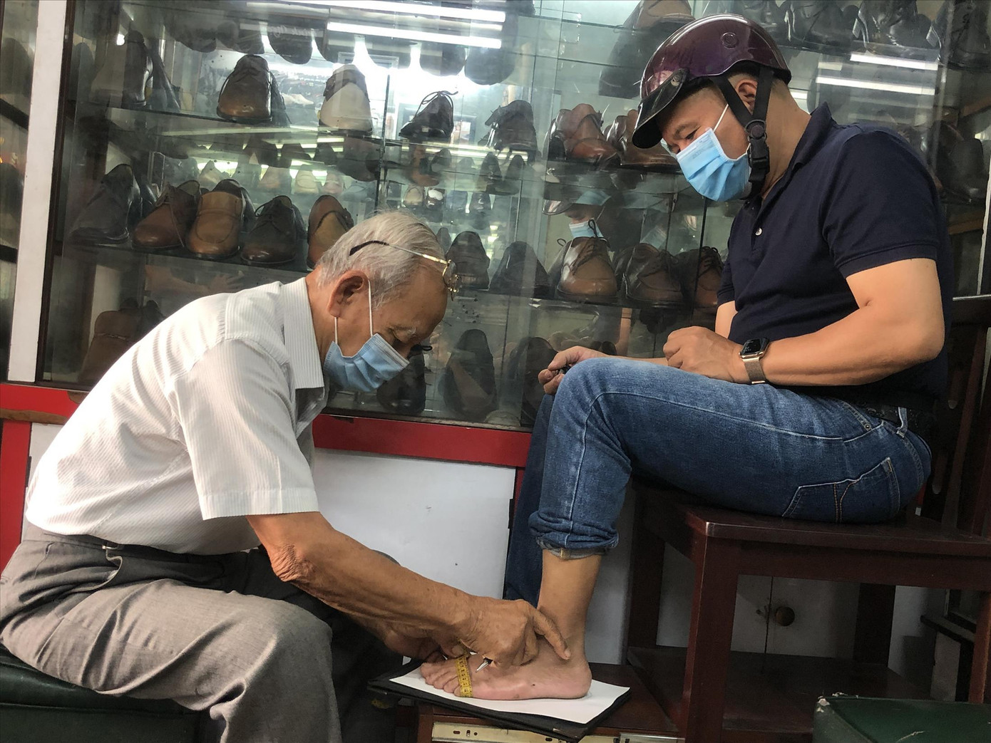 Ông Trịnh Ngọc đục lỗ, may giày cho khách hoàn toàn bằng thủ công