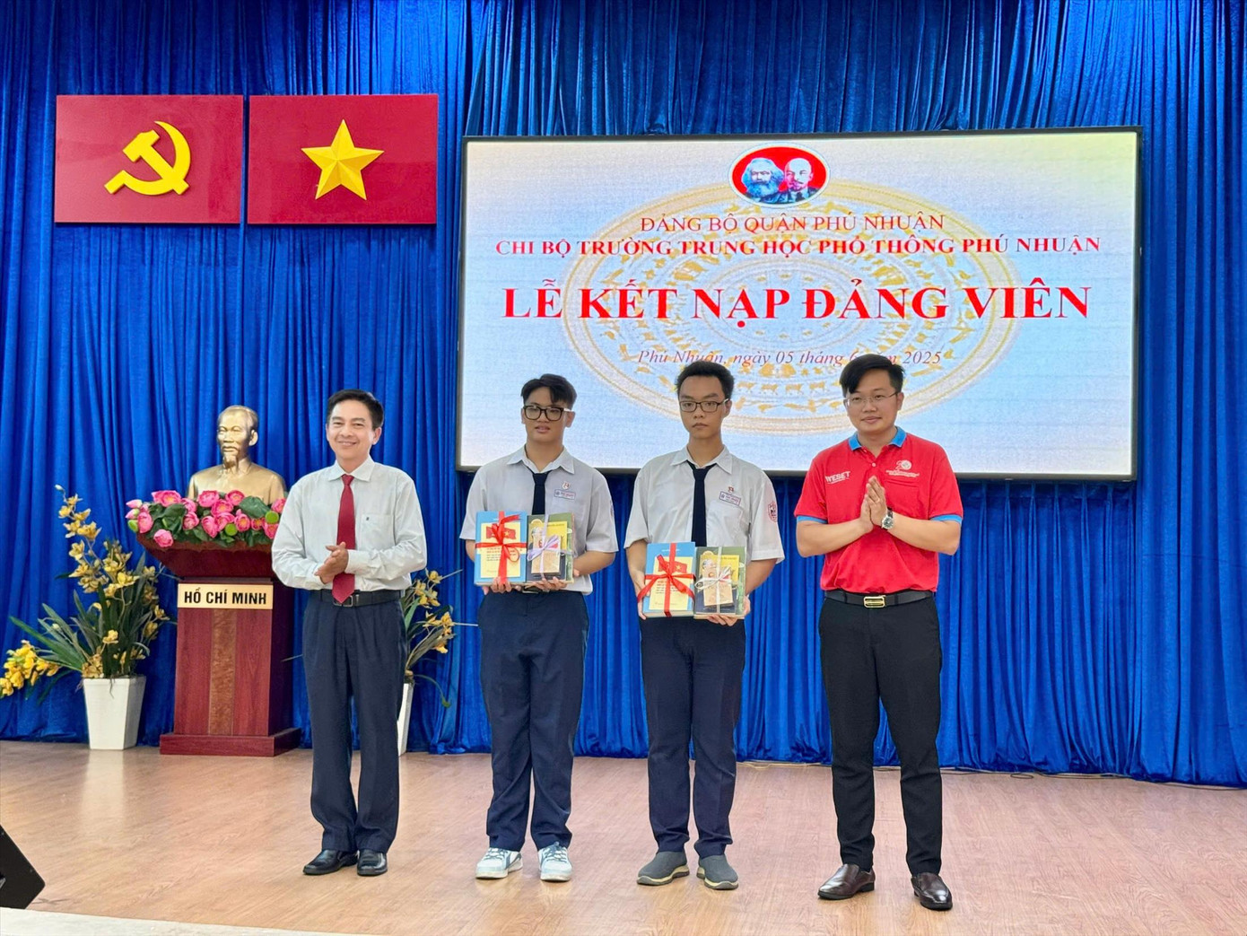 Hai chiến sĩ Hoa phượng đỏ: Đức Huy, Công Thành (đứng giữa) tại lễ kết nạp Đảng, ngày 5/6