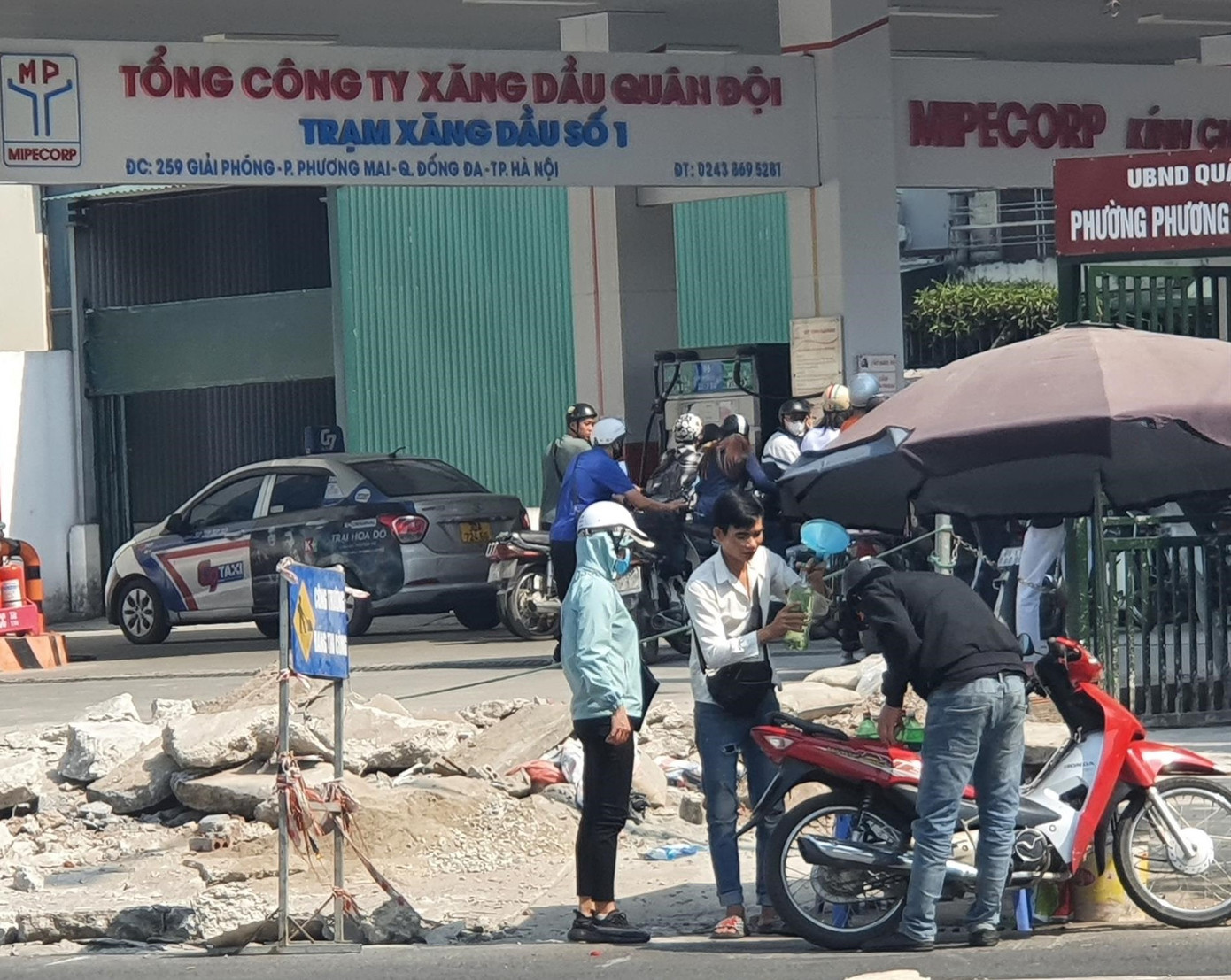 Buông lỏng quản lý các đầu mối, thương nhân phân phối không đủ điều kiện là một trong những nguyên nhân khiến đứt gãy nguồn cung xăng dầu. Ảnh: Nguyễn Bằng