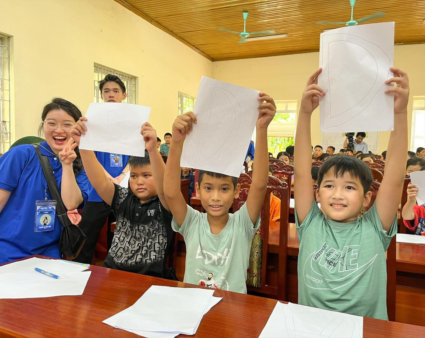Sinh viên ĐH QGHN tình nguyện truyền tải tri thức tới học sinh vùng khó. Ảnh: ĐH QGHN cung cấp Sinh viên ĐH QGHN tình nguyện truyền tải tri thức tới học sinh vùng khó. Ảnh: ĐH QGHN cung cấp