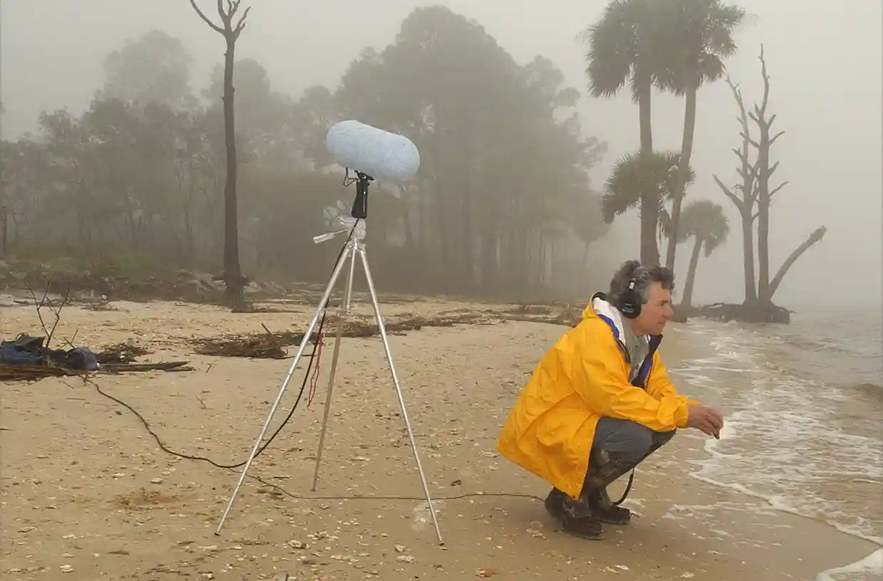 Nhà sinh thái học Bernie Krause trên bãi biển St. Vincent