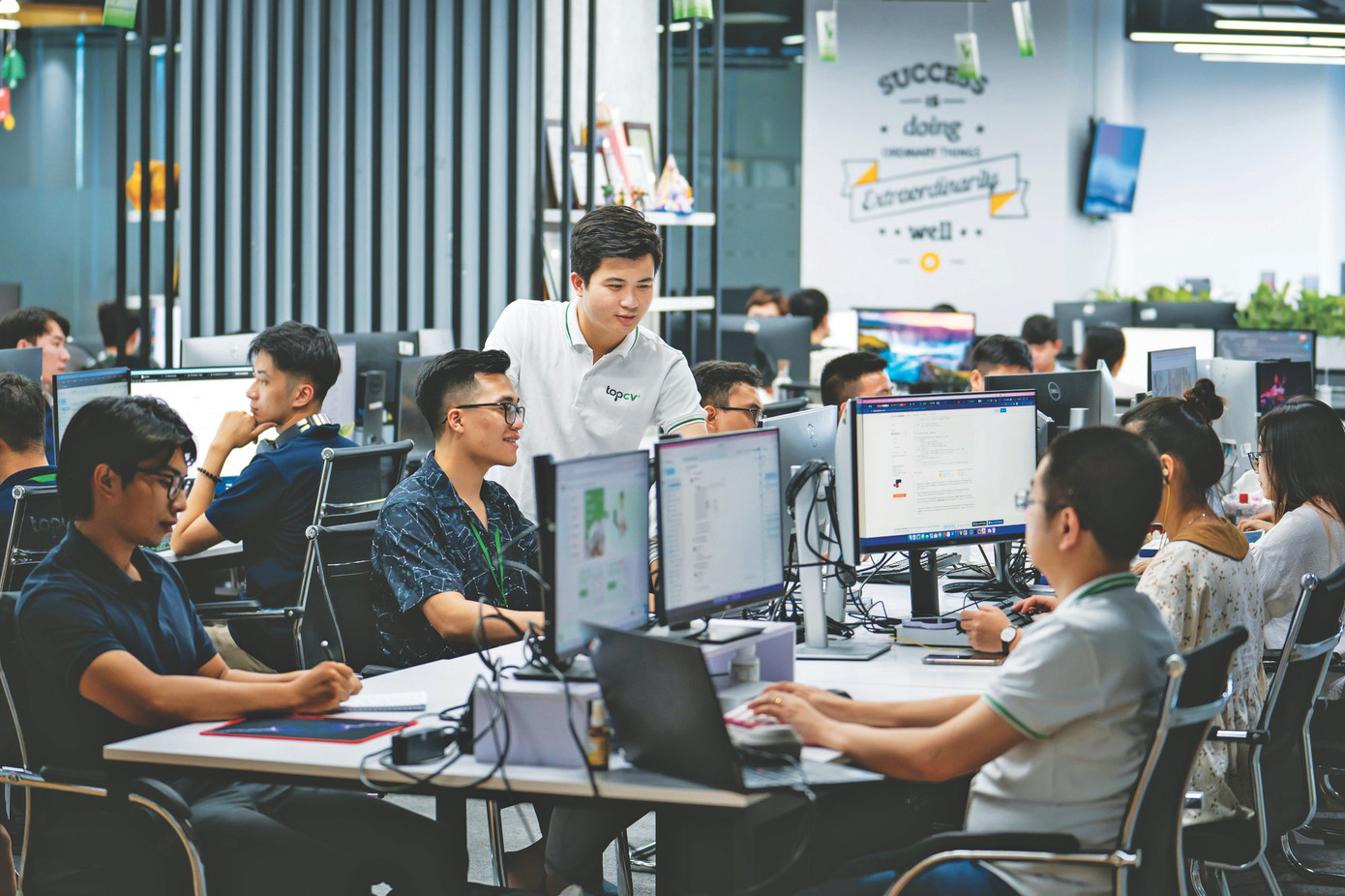 Anh Trần Trung Hiếu trao đổi với các cộng sự về chiến lược phát triển TopCV thời gian tới Anh Trần Trung Hiếu trao đổi với các cộng sự về chiến lược phát triển TopCV thời gian tới