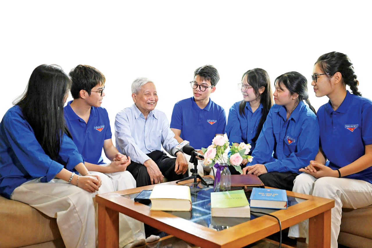 Nhà báo Hà Đăng nói chuyện với sinh viên báo chí của một số trường đại học tại nhà riêng. Ảnh: Nhân vật cung cấp Nhà báo Hà Đăng nói chuyện với sinh viên báo chí của một số trường đại học tại nhà riêng. Ảnh: Nhân vật cung cấp