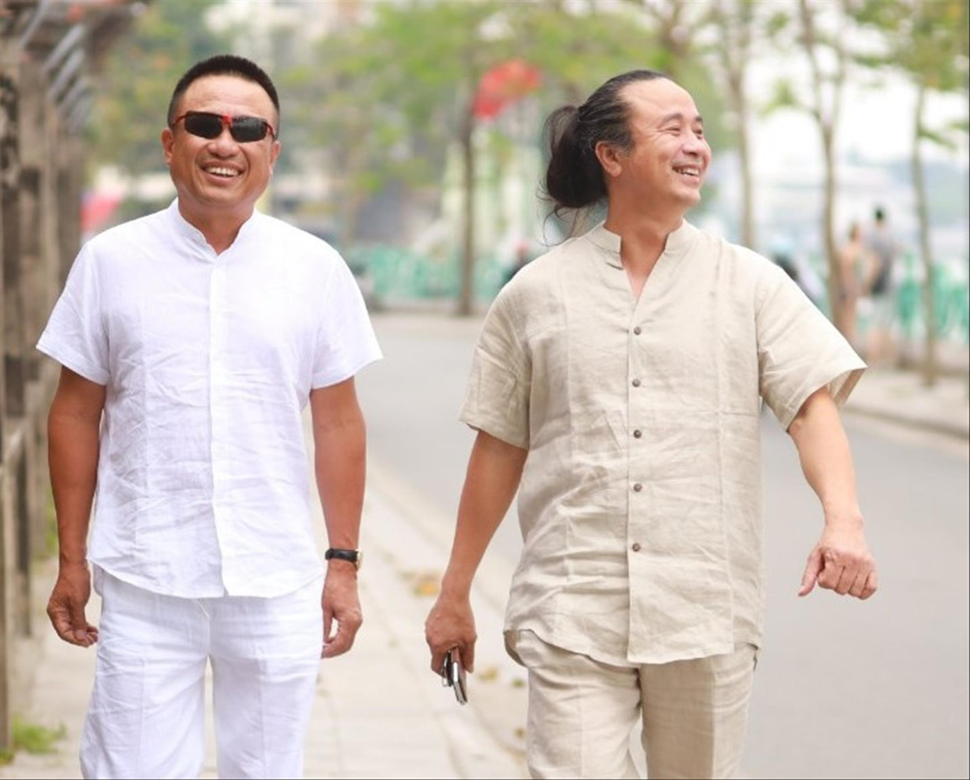 Nhạc sĩ Lê Minh Sơn (phải) và tác giả thơ Phong Huyền “chạm nhau” để làm album Tình - Yêu suốt cả đời