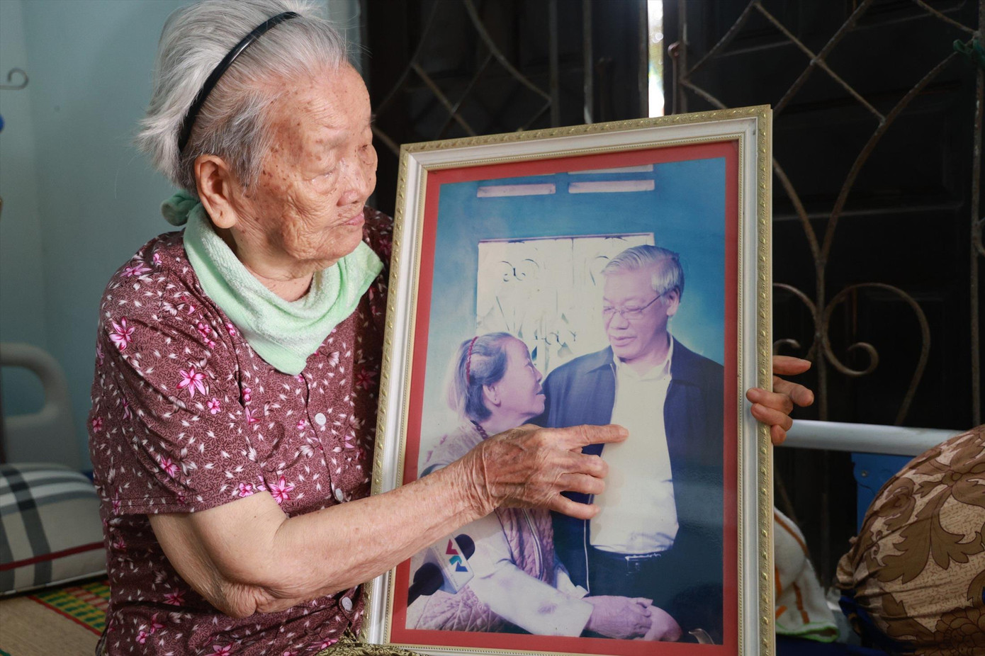 Mẹ Việt Nam Anh hùng Huỳnh Thị Toàn và bức hình chụp cùng Tổng Bí thư Nguyễn Phú Trọng (Ảnh: NN) Mẹ Việt Nam Anh hùng Huỳnh Thị Toàn và bức hình chụp cùng Tổng Bí thư Nguyễn Phú Trọng (Ảnh: NN)