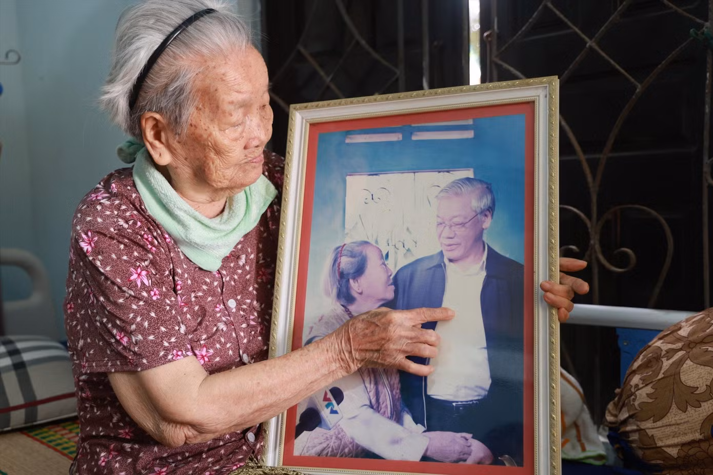 Mẹ Việt Nam Anh hùng Huỳnh Thị Toàn và bức hình chụp cùng Tổng Bí thư Nguyễn Phú Trọng (Ảnh: NN)